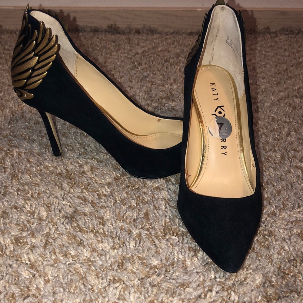 Black high heels. Size 7 but runs a little big.